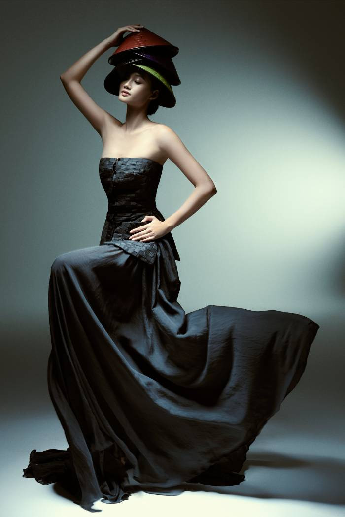 Trang phục mang đậm nét nghệ thuật thị giác với gam màu trầm và phom dáng cổ điển, á hậu Quỳnh Anh hóa thân thành hình tượng người phụ nữ trầm lắng và quyến rũ cùng chiếc nón lá truyền thống Trang phục mang đậm nét nghệ thuật thị giác với gam màu trầm và phom dáng cổ điển, á hậu Quỳnh Anh hóa thân thành hình tượng người phụ nữ trầm lắng và quyến rũ cùng chiếc nón lá truyền thống