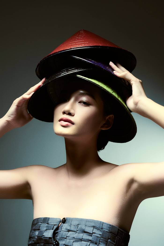 Với phụ kiện nón lá cùng nét đẹp đậm chất Á Đông của mình, Quỳnh Anh đã mang đến bộ ảnh đầy ấn tượng như một lời kể nhẹ nhàng về hình ảnh người phụ nữ xưa kín đáo, bí ẩn nhưng đầy nội lực và mạnh mẽ Với phụ kiện nón lá cùng nét đẹp đậm chất Á Đông của mình, Quỳnh Anh đã mang đến bộ ảnh đầy ấn tượng như một lời kể nhẹ nhàng về hình ảnh người phụ nữ xưa kín đáo, bí ẩn nhưng đầy nội lực và mạnh mẽ