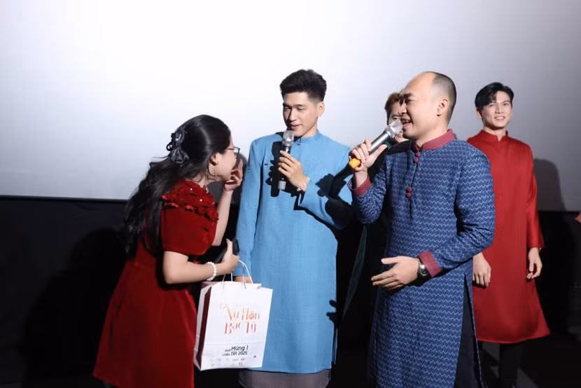 Tiến Luật giao lưu và tặng quà khán giả ở rạp Tiến Luật giao lưu và tặng quà khán giả ở rạp