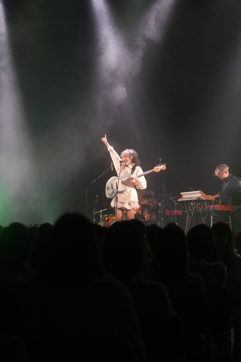 Mỹ Anh chia sẻ: “Được đứng trên sân khấu cùng mẹ là một kỷ niệm mà em sẽ mang theo mãi. Em muốn khán giả thấy rằng nghệ sĩ trẻ Việt Nam có thể mang màu sắc quốc tế, nhưng vẫn giữ trọn gốc rễ Việt Nam trong âm nhạc.”