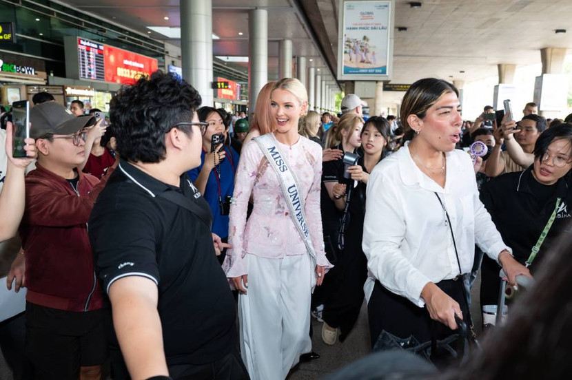 Miss Universe Victoria Kjær Theilvig được fan chào đón nồng nhiệt tại sân bay