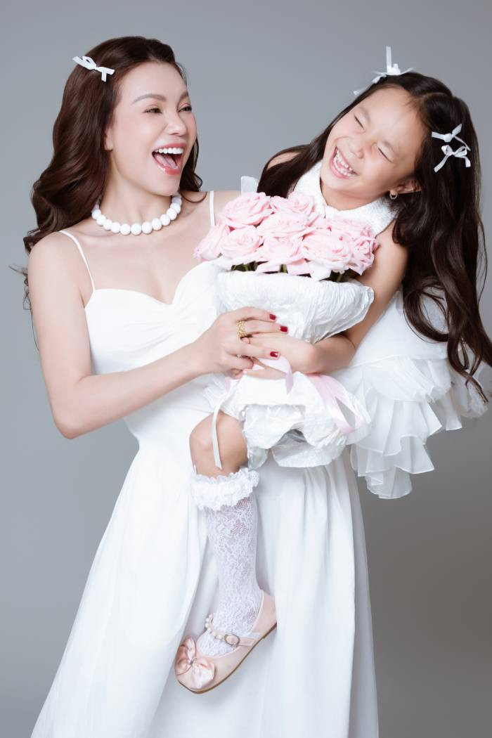 Nhân dịp sinh nhật bé Sophia, Trà Ngọc Hằng cũng ra mắt bộ ảnh ngọt ngào, đầy cảm xúc, như một lời tri ân sâu sắc gửi đến thiên thần nhỏ đã đồng hành cùng cô suốt chặng đường làm mẹ