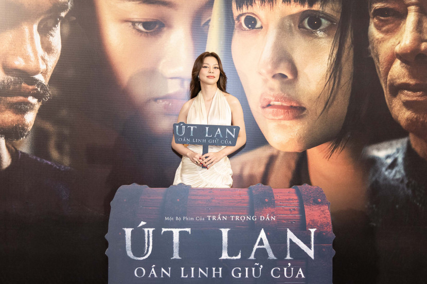 Ca sĩ Bùi Lan Hương tạị sự kiện ra mắt phim "Út Lan: Oán linh giữ của" Ca sĩ Bùi Lan Hương tạị sự kiện ra mắt phim "Út Lan: Oán linh giữ của"