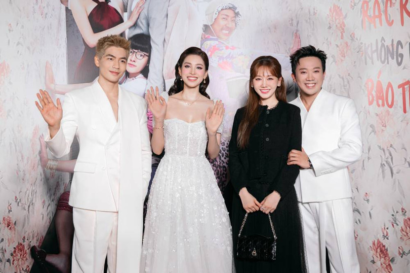 Hoa hậu Tiểu Vy, Quốc Anh và vợ chồng đạo diễn Trấn Thành tại buổi công chiếu "Bộ tứ báo thủ"