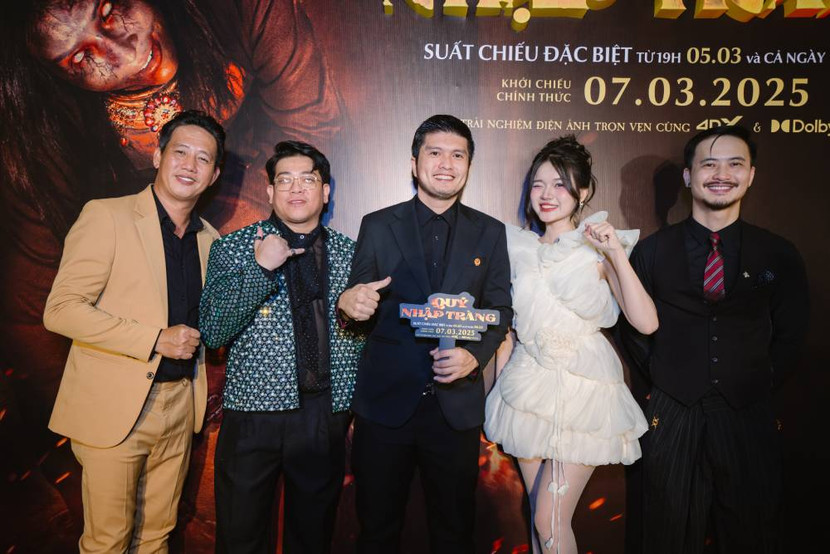 Diễn viên Cao Minh Đạt (giữa) cùng các diễn viên trong phim