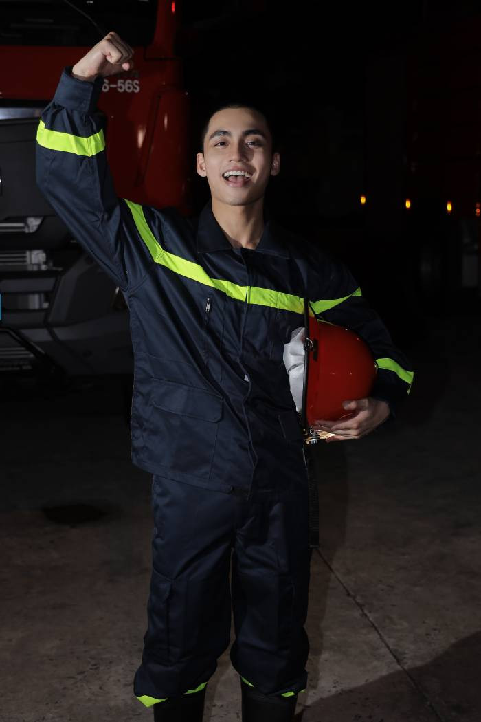 Nguyễn Việt Hoàng- Mono là "chiến sĩ" đầu tiên xung phong cắt tóc Nguyễn Việt Hoàng- Mono là "chiến sĩ" đầu tiên xung phong cắt tóc