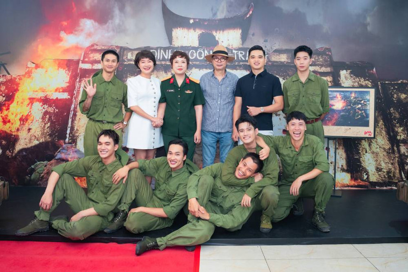 NSƯT Trần Lực, dạo diễn Thái Huyền cùng dàn diễn viên trong phim