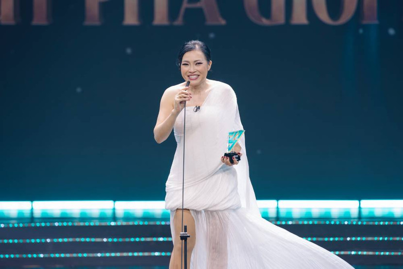 Ca sĩ Phương Thanh nhận giải Chị đẹp bứt phá giới hạn