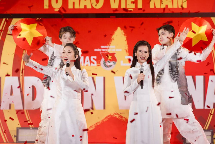 NSND Thanh Thuý cùng ca sĩ Võ Hạ Trâm trình diễn ca khúc "Máu đỏ da vàng" tại sự kiện NSND Thanh Thuý cùng ca sĩ Võ Hạ Trâm trình diễn ca khúc "Máu đỏ da vàng" tại sự kiện