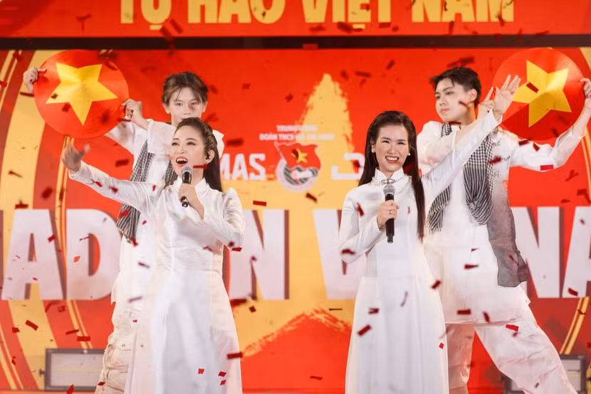 NSND Thanh Thuý cùng ca sĩ Võ Hạ Trâm trình diễn ca khúc "Máu đỏ da vàng" tại sự kiện