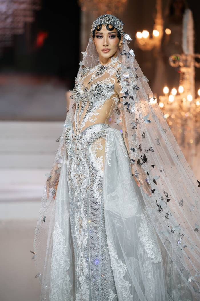 Á hậu Hoàng Thùy - xuất hiện trong chiếc đầm xuyên thấu dựng corset, phủ kín đá Swarovski lấp lánh