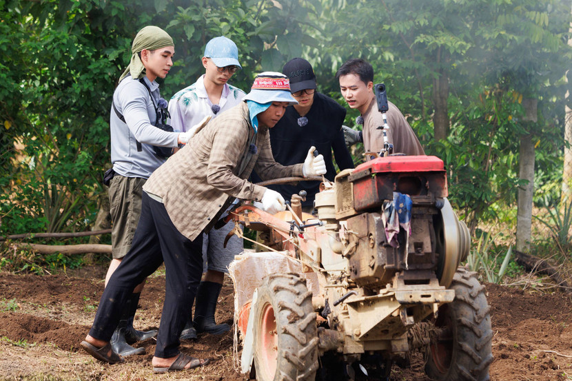 Các thành viên của "Gia đình Haha" cùng xới đất trồng bắp Các thành viên của "Gia đình Haha" cùng xới đất trồng bắp