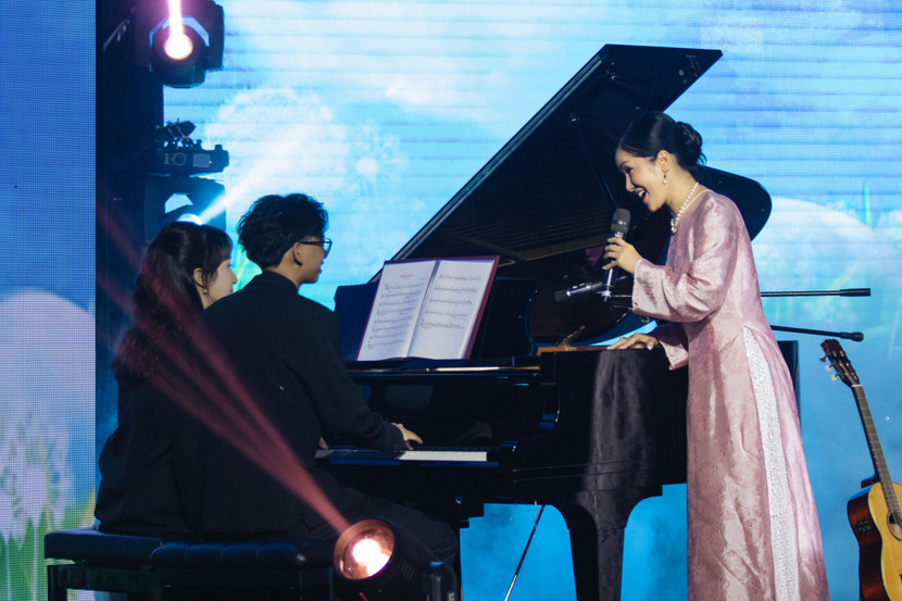 Diva Hồng Nhung trình bày ca khúc "Cho con" với phần đệm đàn của cậu bé Kamen Diva Hồng Nhung trình bày ca khúc "Cho con" với phần đệm đàn của cậu bé Kamen