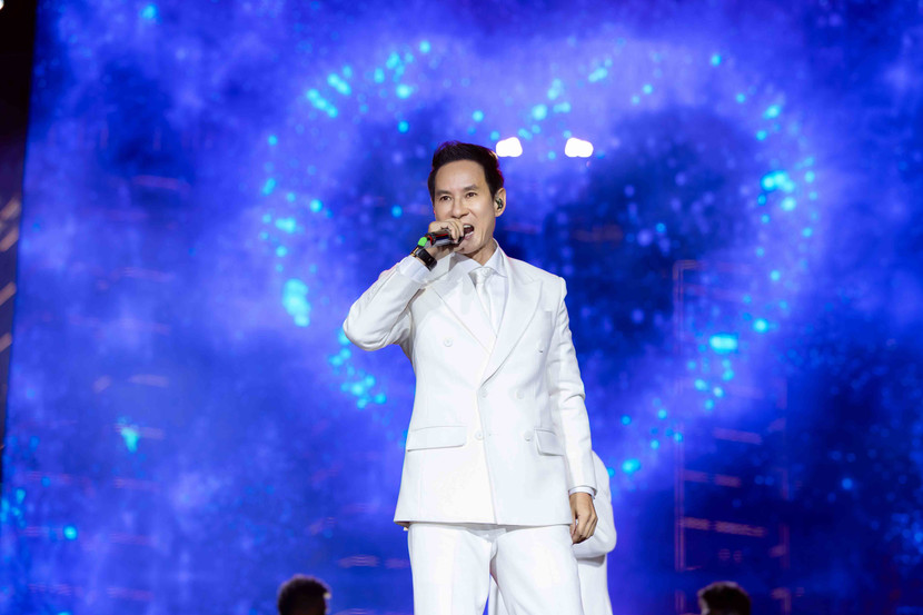 Anh cũng thể hiện nhiều hit đã gắn với sự nghiệp của mình