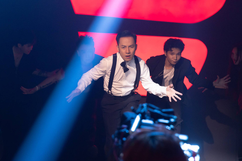 Hình ảnh của Đihn Tiến Đạt trong MV "Bỏ bàn tay đó ra"