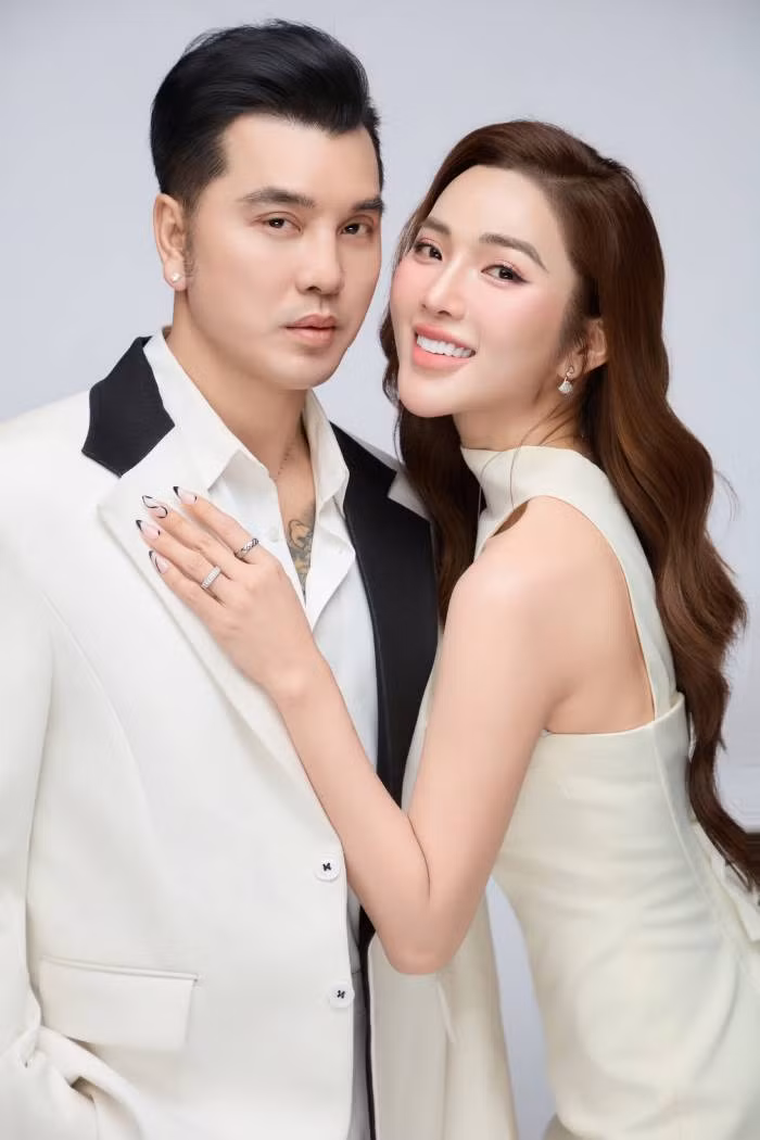 Không dừng lại ở âm nhạc, Ưng Hoàng Phúc còn lấn sân sang điện ảnh với vai trò diễn viên và nhà sản xuất phim hành động. Sự đa tài cùng hình ảnh một người nghệ sĩ chỉn chu, không scandal, yêu gia đình và nghiêm túc với nghề khiến anh trở thành hình mẫu được yêu quý