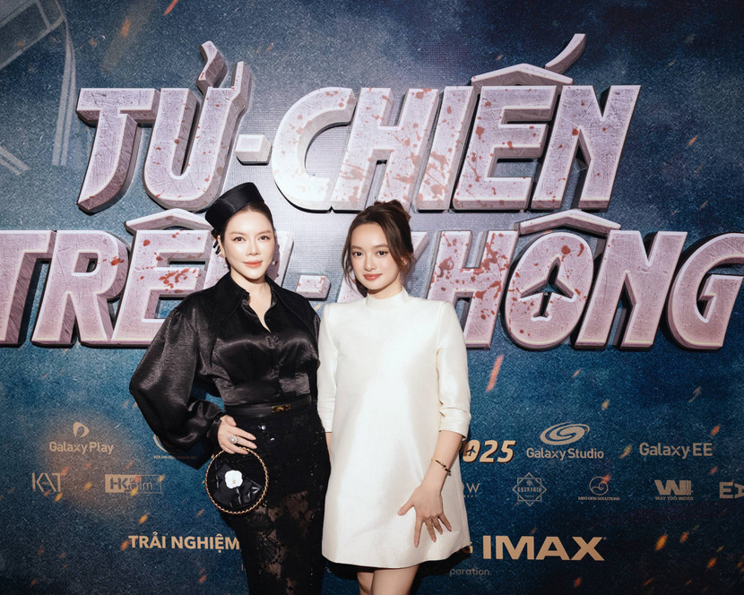 Lý Nhã Kỳ chúc mừng Kaity Nguyễn và ekip phim Lý Nhã Kỳ chúc mừng Kaity Nguyễn và ekip phim