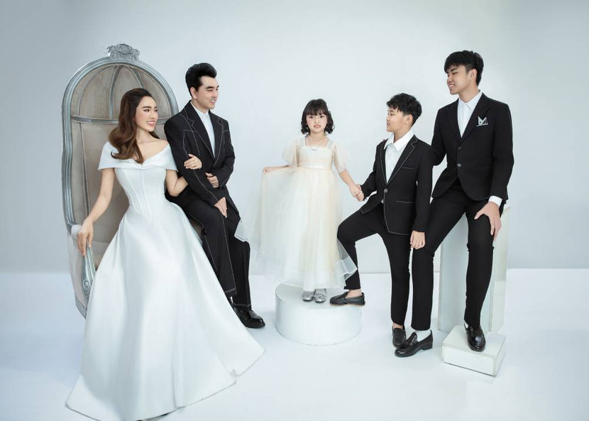 Chia sẻ về việc nuôi dạy 3 con trong điều kiện công việc bận rộn, Kim Cương nói: “Trước đây khi các con còn nhỏ thì chúng tôi cũng vất vả, nhưng giờ quen rồi. Các con học trường quốc tế, biết tự lập nên vợ chồng tôi cũng đỡ lo. Dù bận cỡ nào, hai vợ chồng cũng cố gắng sắp xếp để gần gũi con, nhất là những ngày cuối tuần không đi diễn”