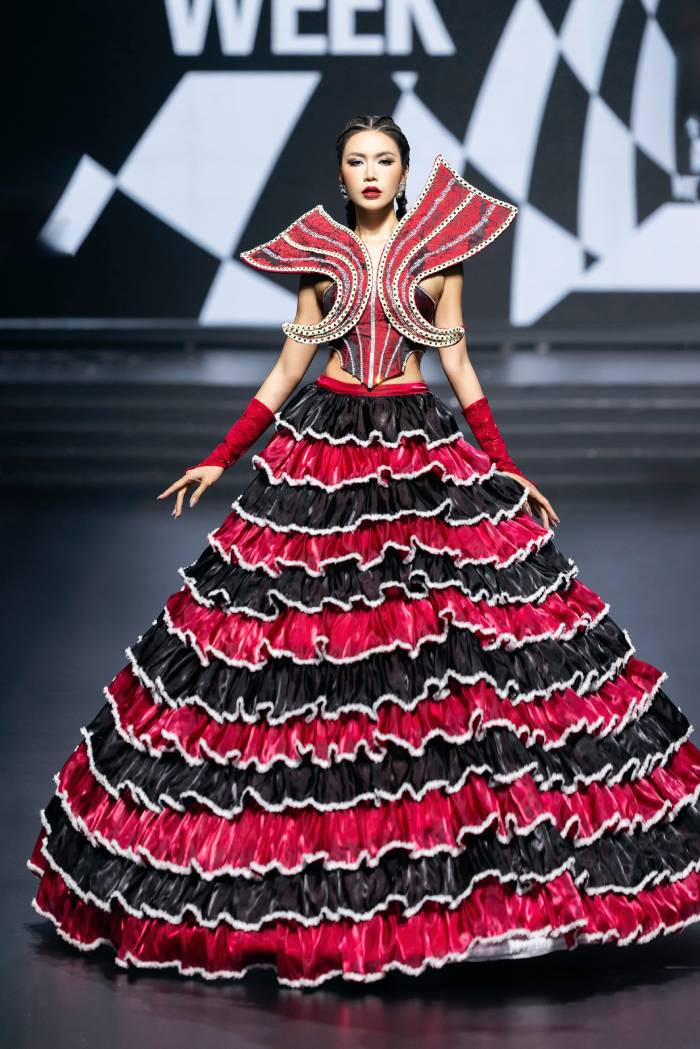 Siêu mẫu Minh Tú mở màn cho show diễn của NTK Minh Châu