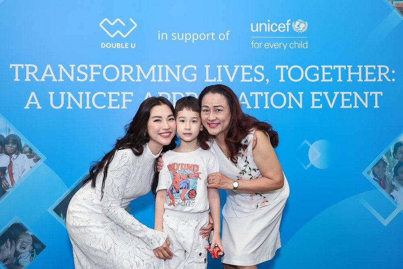 MC Hoàng Oanh và con trai tại sự kiện MC Hoàng Oanh và con trai tại sự kiện