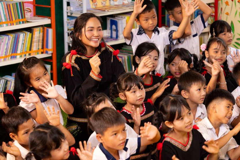 Hoa hậu H'Hen Niê cùng các em nhỏ trong MV mới