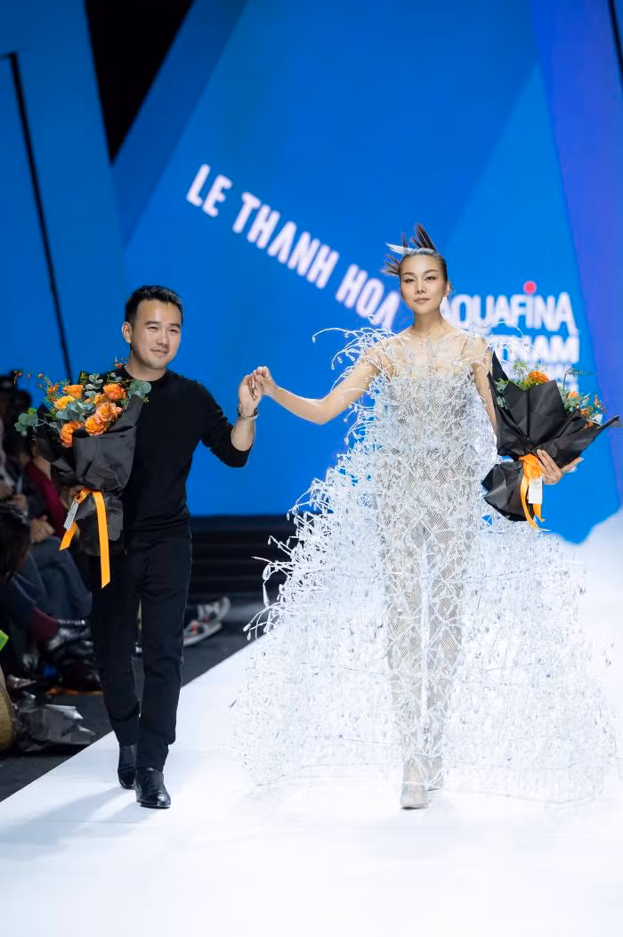 NTK Lê Thanh Hoà và siêu mẫu Thanh Hằng ở Tuần lễ thời trang Quốc tế Việt Nam trước NTK Lê Thanh Hoà và siêu mẫu Thanh Hằng ở Tuần lễ thời trang Quốc tế Việt Nam trước