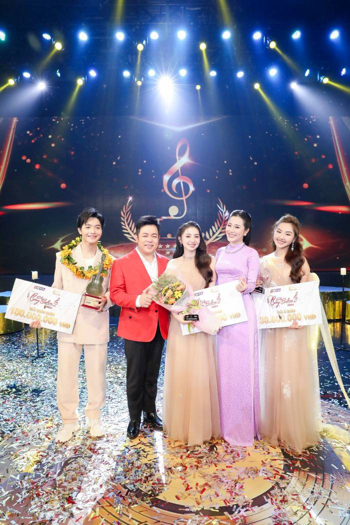 Ca sĩ Quang Lê cùng các thí sinh đoạt giải “Solo cùng Bolero 2024” Ca sĩ Quang Lê cùng các thí sinh đoạt giải “Solo cùng Bolero 2024”