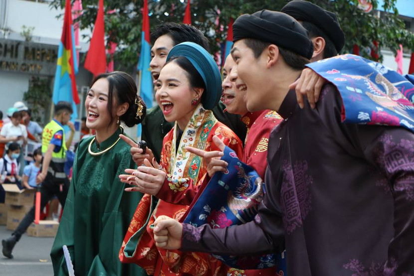 Dàn diễn viên của "Thám tử Kiên" trong sự kiện "Tóc xanh vạt áo 2025" mới đây Dàn diễn viên của "Thám tử Kiên" trong sự kiện "Tóc xanh vạt áo 2025" mới đây