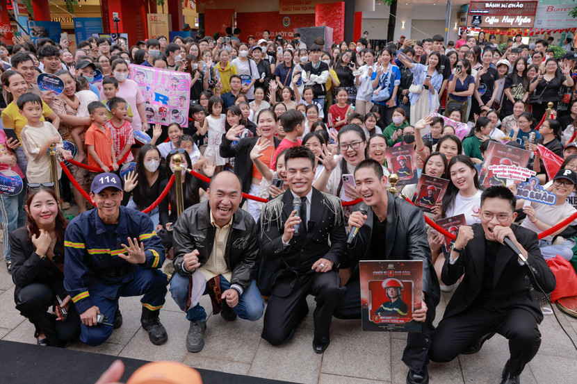 Rất đông khán giả tham gia giao lưu cùng các nghệ sĩ tham gia chương trình