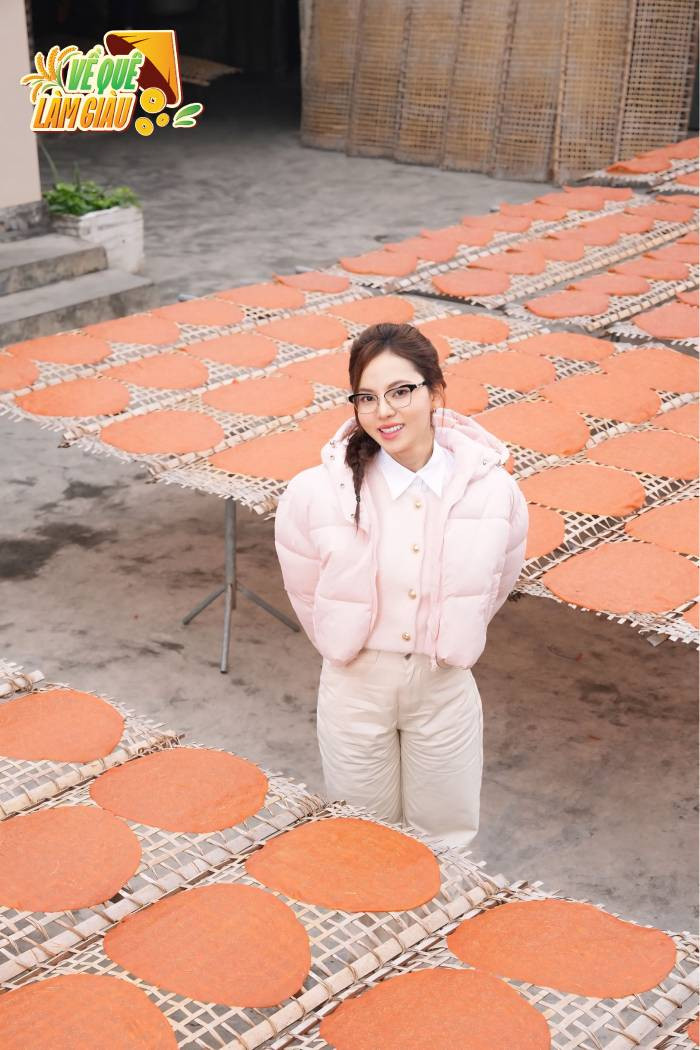 Ca sĩ Ngô Lan Hương còn hát tặng khán giả ca khúc nổi tiếng của mình "Đi giữa trời rực rỡ" Ca sĩ Ngô Lan Hương còn hát tặng khán giả ca khúc nổi tiếng của mình "Đi giữa trời rực rỡ"