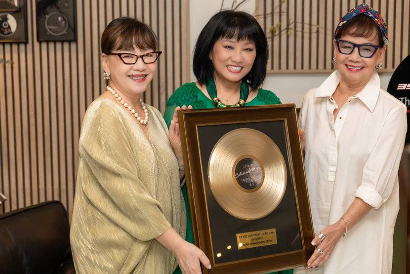 Ca sĩ Trịnh Vĩnh Trinh tại buổi ra mắt album nhạc Trịnh của ca sĩ Cẩm Vân Ca sĩ Trịnh Vĩnh Trinh tại buổi ra mắt album nhạc Trịnh của ca sĩ Cẩm Vân