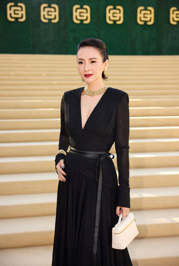 Nữ diễn viên lựa chọn khoác lên mình thiết kế đầm đen thuộc look #21 trong Bộ sưu tập Thu Đông 2025 của Công Trí – một sáng tạo mang tinh thần tối giản nhưng đầy nội lực