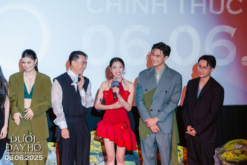 Dàn diễn viên của "Dưới đáy hồ" trong buổi ra mắt báo chí