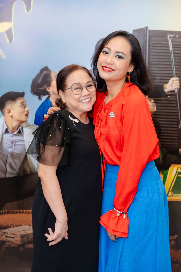 Nghệ sĩ Ái Như và diễn viên Hồng Ánh dù cùng nhau diễn ở sân khấu kịch Thái Thanh nhiều năm nay nhưng đây cũng là lần đầu tiên cùng đóng phim điện ảnh Nghệ sĩ Ái Như và diễn viên Hồng Ánh dù cùng nhau diễn ở sân khấu kịch Thái Thanh nhiều năm nay nhưng đây cũng là lần đầu tiên cùng đóng phim điện ảnh