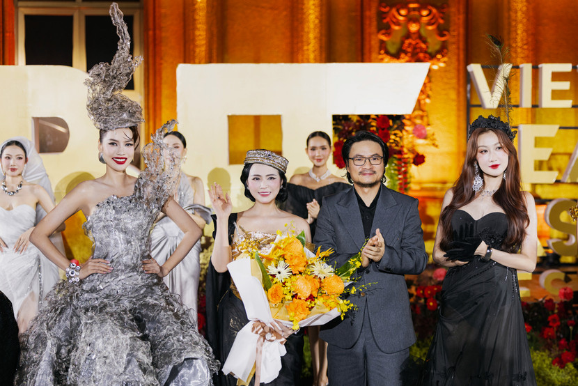 Éclat không chỉ là trang phục biểu diễn mà còn mang tính ứng dụng cao, thông qua những tầng màu sắc được sử dụng, NTK muốn mang đến một tuyên ngôn thời trang cho phái đẹp: mỗi người phụ nữ đều là một ngôi sao lấp lánh Éclat không chỉ là trang phục biểu diễn mà còn mang tính ứng dụng cao, thông qua những tầng màu sắc được sử dụng, NTK muốn mang đến một tuyên ngôn thời trang cho phái đẹp: mỗi người phụ nữ đều là một ngôi sao lấp lánh