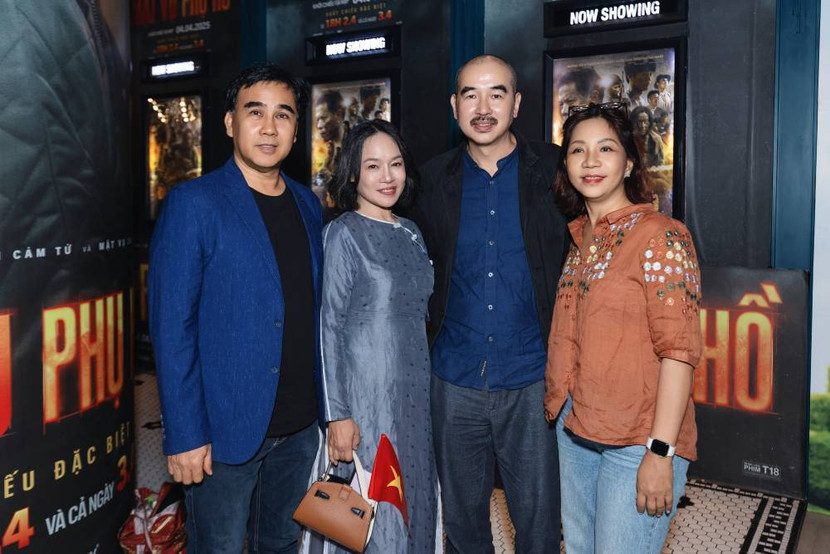 Vợ chồng đạo diễn Bùi Thạc Chuyên cùng NSUT Quyền Linh và khách mời tại sự kiện