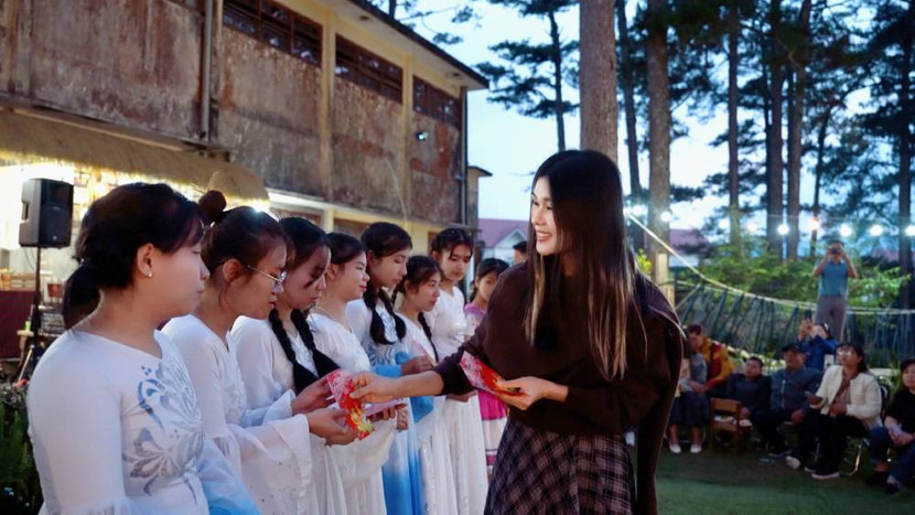 Những phần học bổng nhỏ được trai cho các em Những phần học bổng nhỏ được trai cho các em