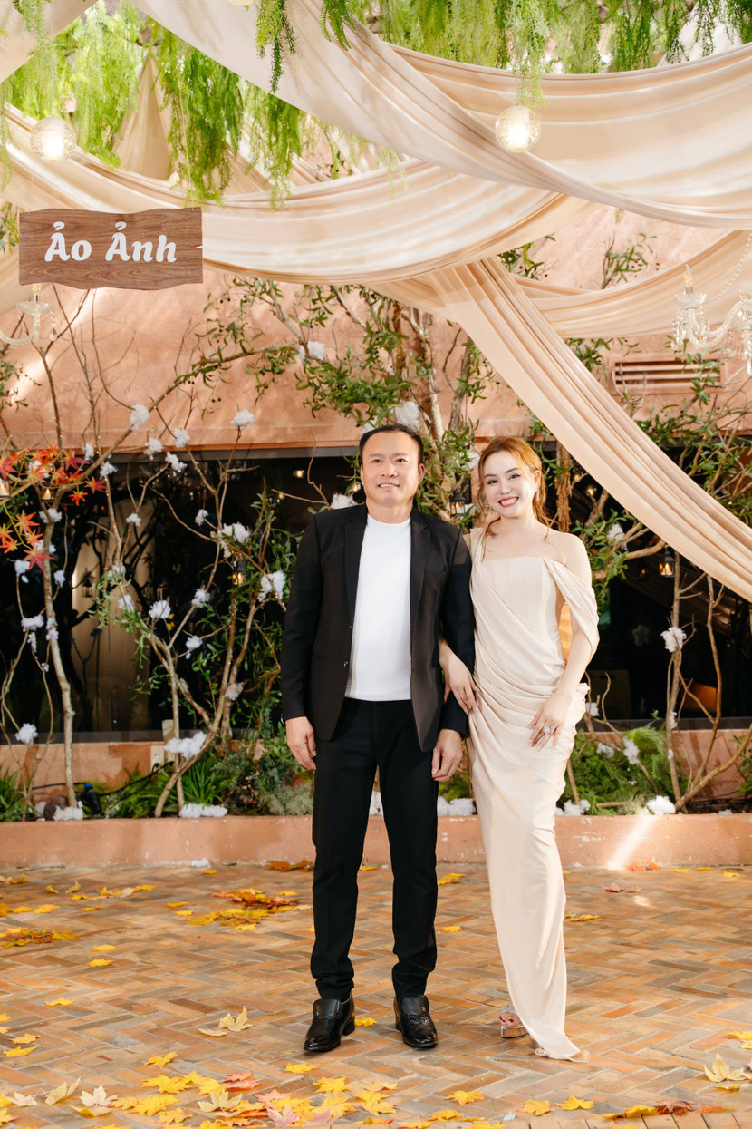 Ca sĩ Vy Oanh và chồng tình cảm tại sự kiện