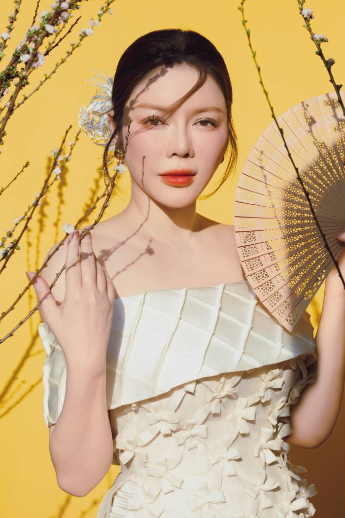 Chiếc áo dài được thiết kế rất cầu kỳ trên nền vải taffta cao cấp kết hợp cùng vải organza Nhật tạo ra một sự tương phản thú vị. Phần cổ và tay áo dài được lược bỏ thay vào đó bằng phần choàng vai khéo khoe trọn bờ vai xương quai xanh và chiếc áo dài cũng sẽ hao hao dáng của một chiếc váy Chiếc áo dài được thiết kế rất cầu kỳ trên nền vải taffta cao cấp kết hợp cùng vải organza Nhật tạo ra một sự tương phản thú vị. Phần cổ và tay áo dài được lược bỏ thay vào đó bằng phần choàng vai khéo khoe trọn bờ vai xương quai xanh và chiếc áo dài cũng sẽ hao hao dáng của một chiếc váy