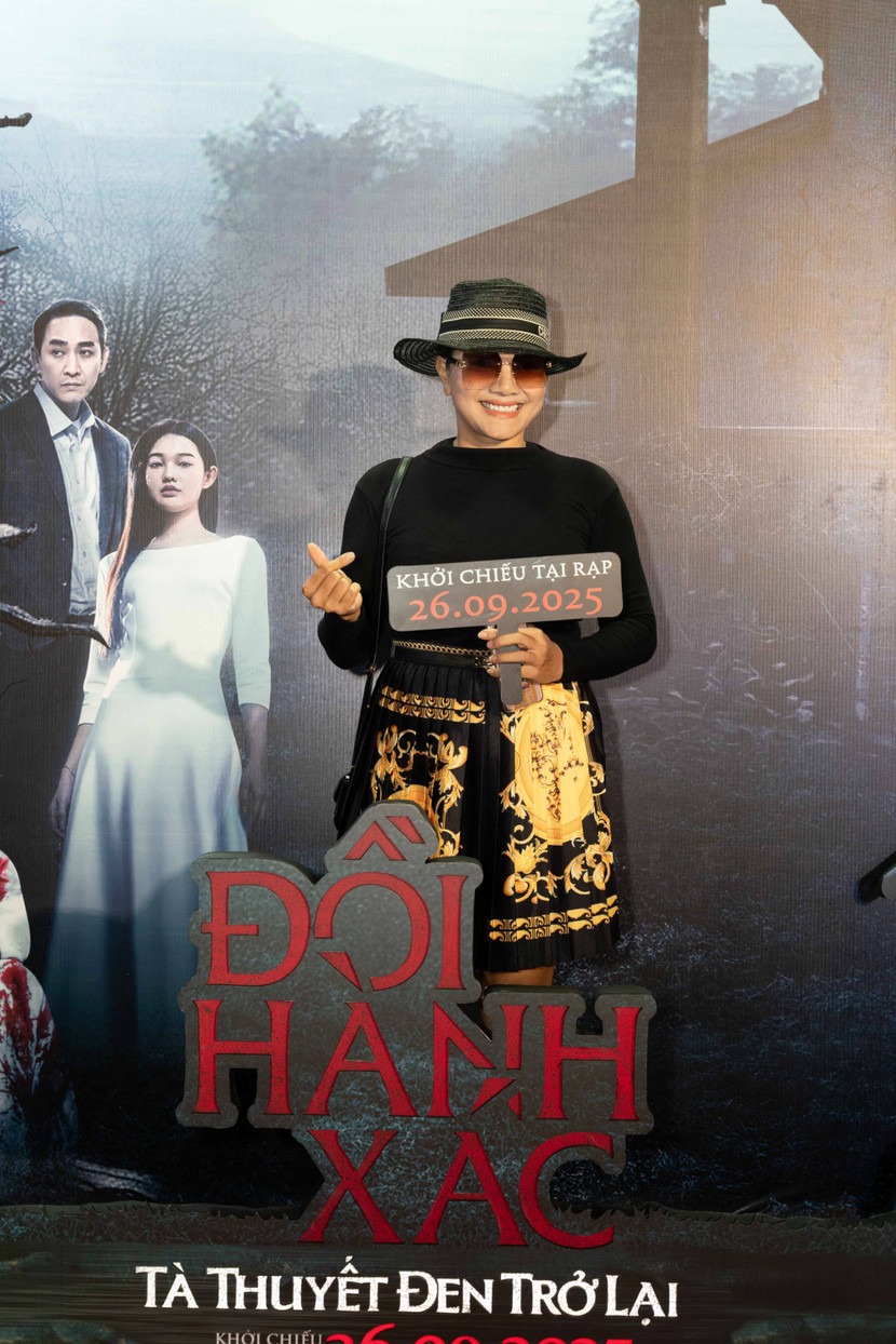 Diễn viên Kiều Trinh đến chúc mừng đạo diễn Lương Đình Dũng và đoàn phim