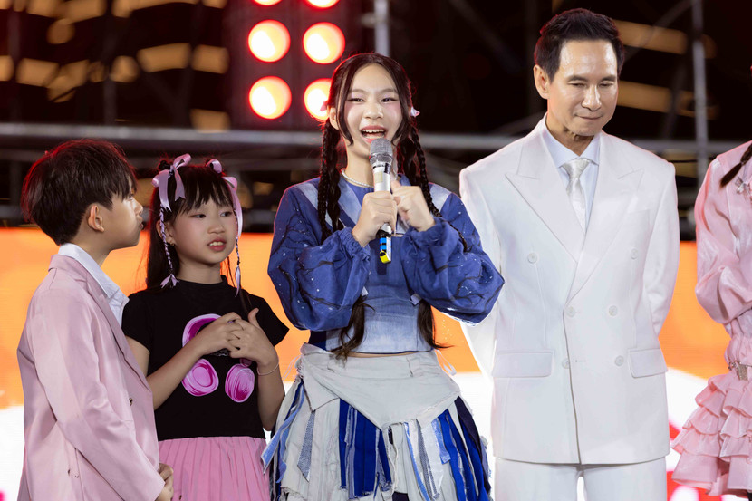 Con gái vợ chồng Lý Hải - Minh Hà xuất hiện trên sân khấu thu hút sự chú ý của khán giả