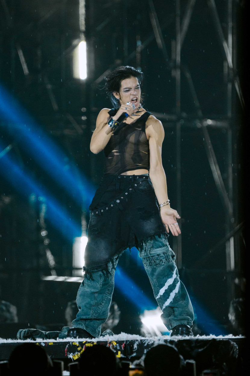 (S)Trong thu hút với phong cách thời trang cá tính, diện áo xuyên thấu và quần jeans ống rộng