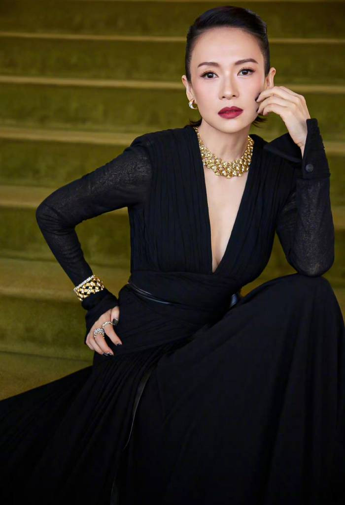 Chi tiết tay dài ôm sát và phần vai được dựng phom chuẩn xác góp phần tạo nên dáng hình quyền lực, sắc sảo nhưng vẫn đầy nữ tính