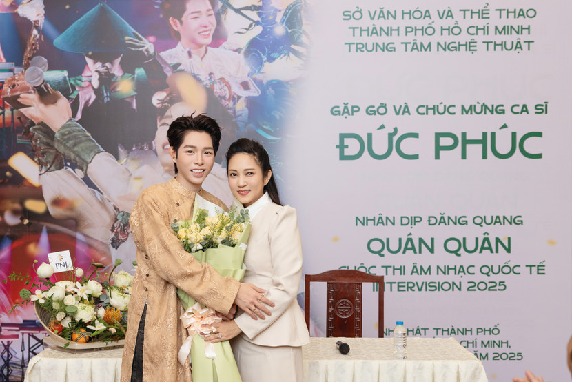 NSND Thanh Thuý - Phó Giám đốc Sở VHTT&amp;DL TP. Hồ Chí Minh chúc mừng Đức Phúc