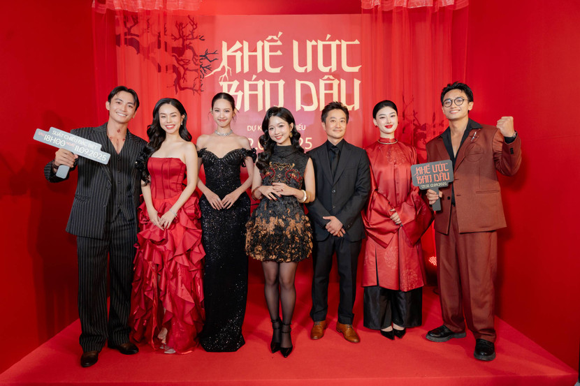 Đạo diễn Lê Văn Kiệt cùng dàn diễn viên trong phim &quot;Khế ước bán dâu&quot;