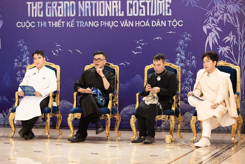 NTK Minh Châu cùng các giám khảo NTK Minh Châu cùng các giám khảo