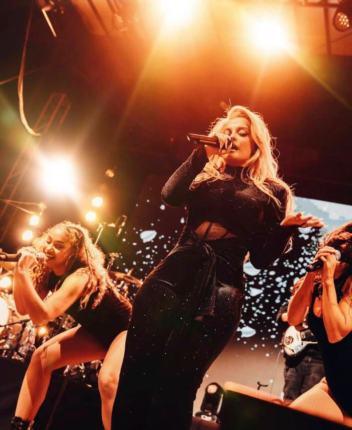 Ca sĩ Bebe Rexha mặc bộ jumpsuit do NTK Lê Thanh Hoà thiết kế tại show diễn Pre-Super Bowl mini private concer