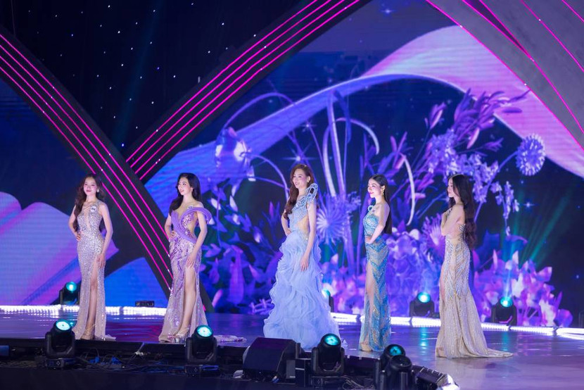 Các thí sinh trong trang phục dạ hội