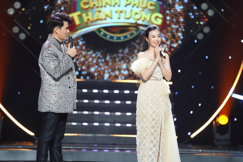 Hoàng Tâm Anh trên sân khấu "Chinh phục thần tượng". Cô còn là học trò cưng của ca sĩ Mạnh Quỳnh