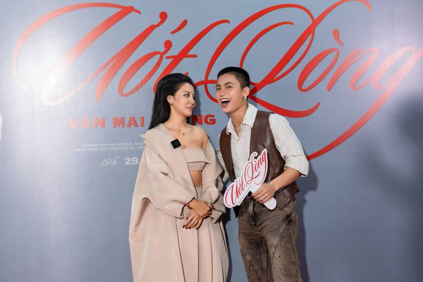 Ca sĩ trẻ Mono đến chia vui cùng Văn Mai Hương